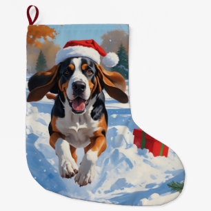 Bluetick Coonhound läuft im Schnee mit Weihnachten Großer Weihnachtsstrumpf