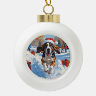 Bluetick Coonhound läuft im Schnee mit Weihnachten Keramik Kugel-Ornament