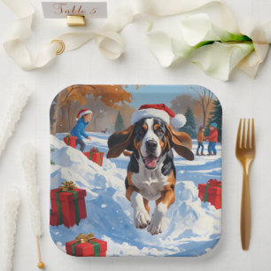 Bluetick Coonhound läuft im Schnee mit Weihnachten Pappteller