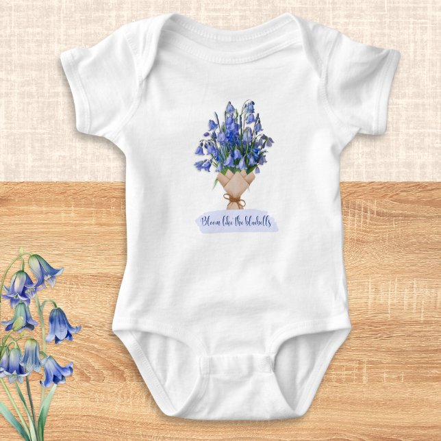 Blühen wie die Bluebells Hübsch blauen Blumen Baby Strampler (A cute baby bodysuit with bluebells picture and 'Bloom like the bluebells' wording)