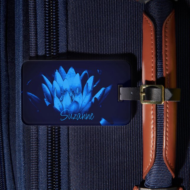 Blühende Blaue Wasserlilie Lotus Blume Personalisi Gepäckanhänger (Vorderseite Insitu 4)