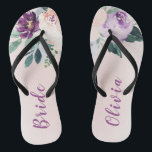 Blühende botanische lila personalisierte Braut Flip Flops<br><div class="desc">Botanische Blüte und Grünpflanzen im Grün in Weiß,  Pfirsich und lila,  elegant und romantisch,  große personalisierte Geschenke für Braut</div>