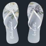 Blühende botanische staubblaue Blumengehilfin Flip Flops<br><div class="desc">Botanische Blumen und Grünpflanzen in sanft gelb,  staubblau und grau,  elegant und romantisch,  großartige personalisierte Brautjunggeschenke</div>