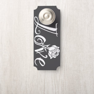 Blühende Liebe: Typografie mit floraler Drehung Türanhänger