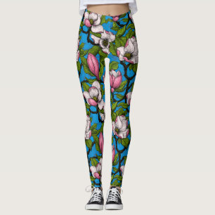 Blühende Magnolie auf blau Leggings