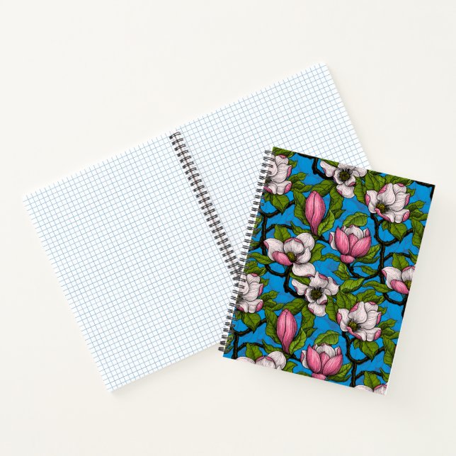 Blühende Magnolie auf blau Notizbuch (Innenseite)