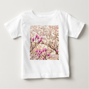 Blühende rosa Lila Magnolias-Frühlingsszene Blume Baby T-shirt