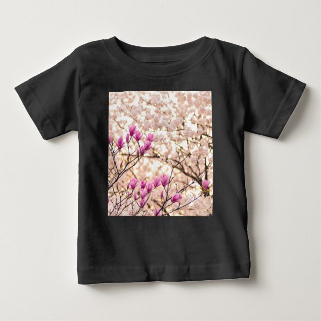 Blühende rosa Lila Magnolias-Frühlingsszene Blume Baby T-shirt (Vorderseite)