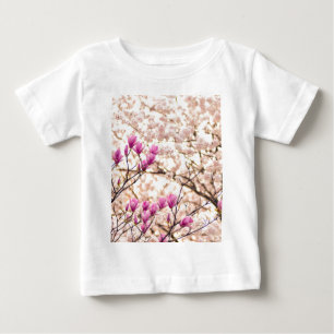 Blühende rosa Lila Magnolias-Frühlingsszene Blume Baby T-shirt