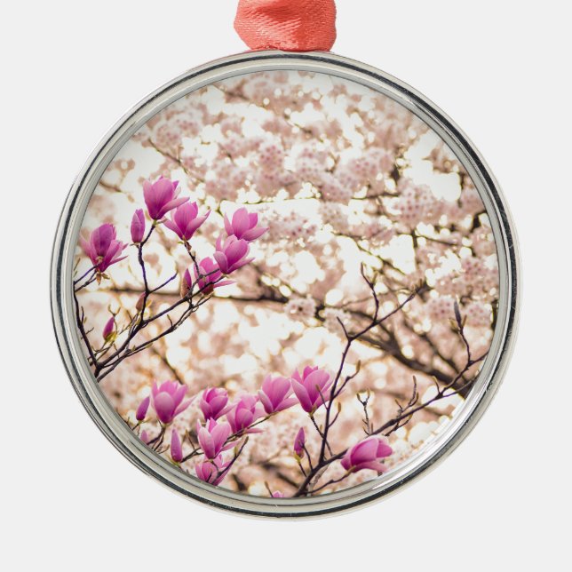 Blühende rosa Lila Magnolias-Frühlingsszene Blume Ornament Aus Metall (Vorne)