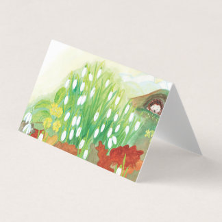 Blühende Schneekanäle und ein Igel