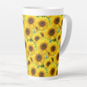 Blühende Sonnenblumen auf Türkis Milchtasse