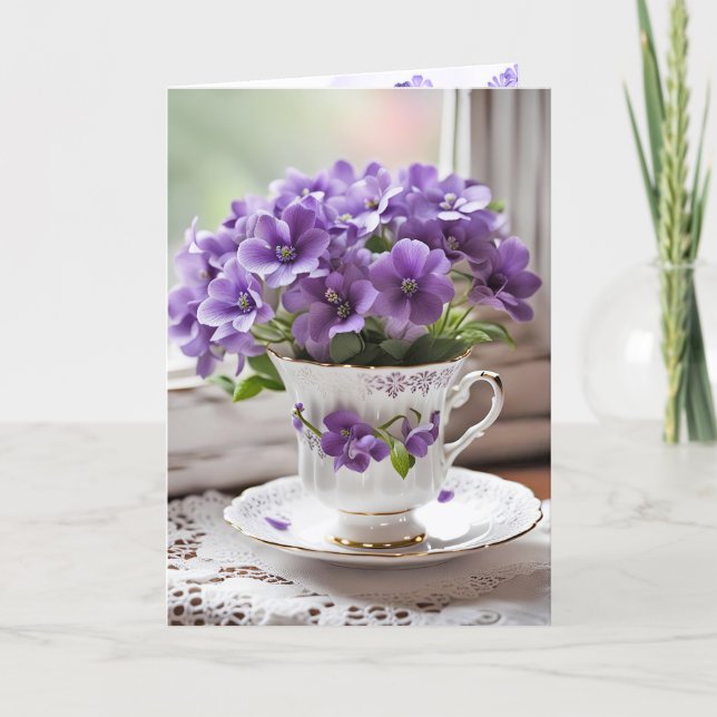 Blühende violette Veilchen in Teetasse Feiertagskarte (Vorderseite)