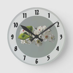 Blühende weiße Birnenblüten Runde Wanduhr