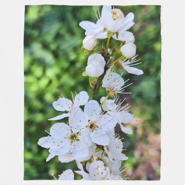 Blühender Baum im Frühling Rumänien – Blütenfotogr Fleecedecke (Vorderseite)