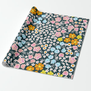 Blühender Garten mit Rose und Wildblumen. Vintag Geschenkpapier