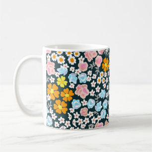 Blühender Garten mit Rose und Wildblumen. Vintag Kaffeetasse