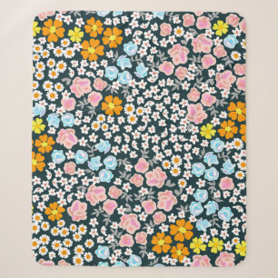 Blühender Garten mit Rose und Wildblumen. Vintag Sherpadecke