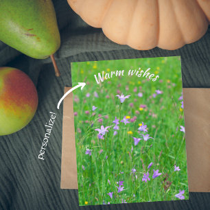 Blume auf einer grünen Wiese Postkarte