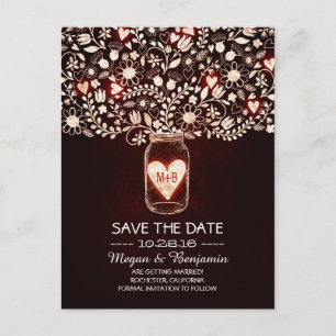 Blume auf roten Postkarten, die mit einem Glas ver Ankündigungspostkarte