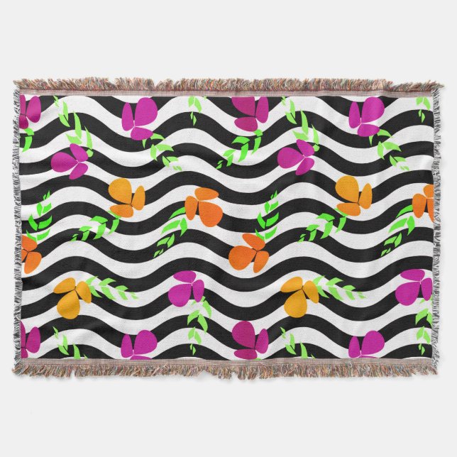 Blume auf schwarz-weißem Hintergrund Decke (Vorderseite)