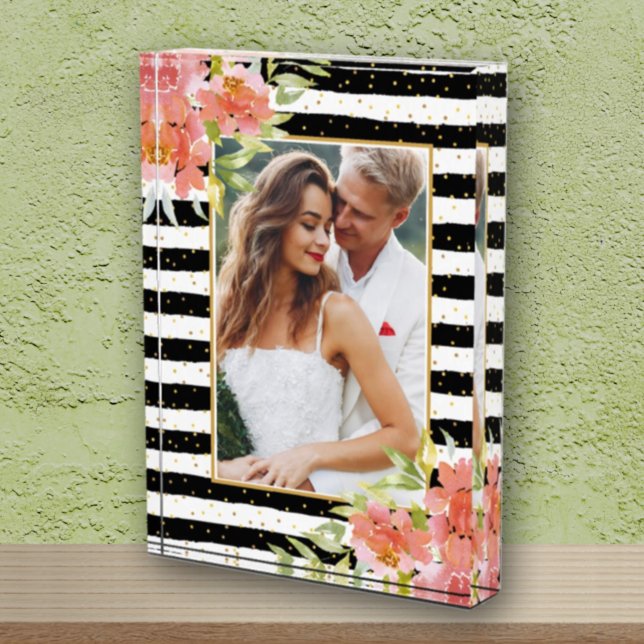 Blume auf Schwarz-weißen Streifen Fotoblock (Von Creator hochgeladen)