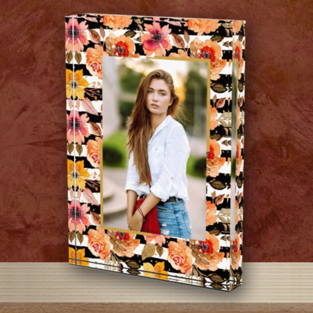 Blume auf Schwarz-weißen Streifen Goldpunkte benut Fotoblock (Von Creator hochgeladen)