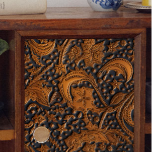 Blume aus gewendetem Leder bei der Dekoupage um Mi Seidenpapier