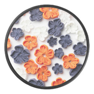 Blume aus handgefertigten Frühlingstoffen, orange Eishockey Puck