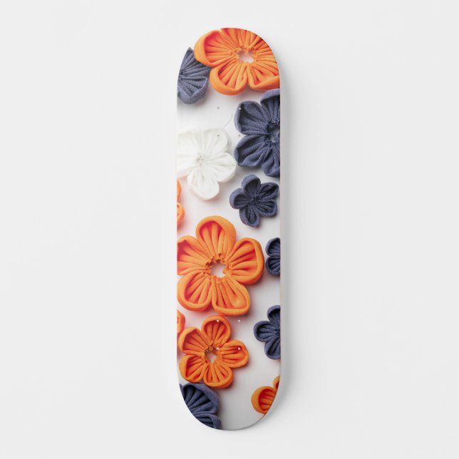 Blume aus handgefertigten Frühlingstoffen, orange  Skateboard (Vorderseite)
