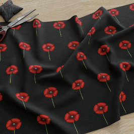 Blume aus rotem Mohn auf schwarzem Stoff