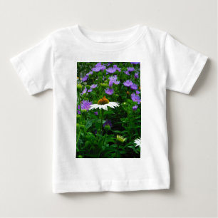 Blume aus weißem Kon, violette Blumen und Motte Baby T-shirt