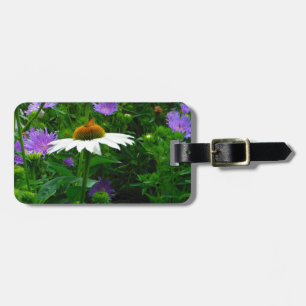 Blume aus weißem Kon, violette Blumen und Motte Gepäckanhänger