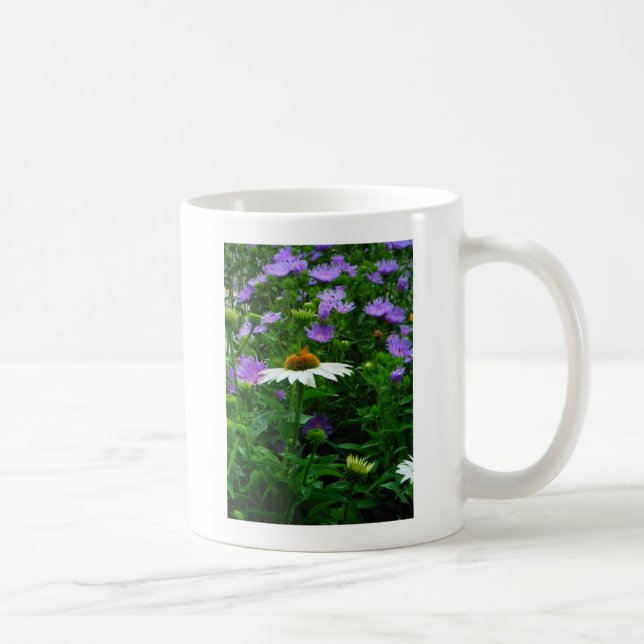 Blume aus weißem Kon, violette Blumen und Motte Kaffeetasse (Rechts)