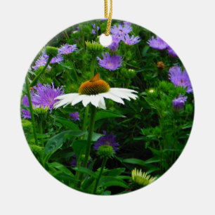 Blume aus weißem Kon, violette Blumen und Motte Keramik Ornament