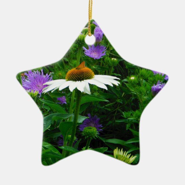 Blume aus weißem Kon, violette Blumen und Motte Keramik Ornament (Vorne)
