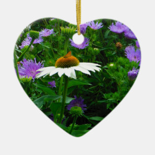 Blume aus weißem Kon, violette Blumen und Motte Keramikornament
