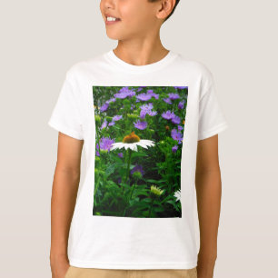 Blume aus weißem Kon, violette Blumen und Motte T-Shirt