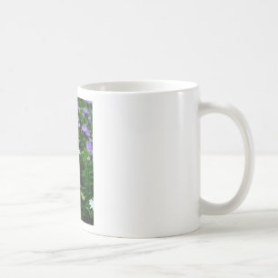 Blume aus weißem Kon, violette Blumen und Motte Tasse