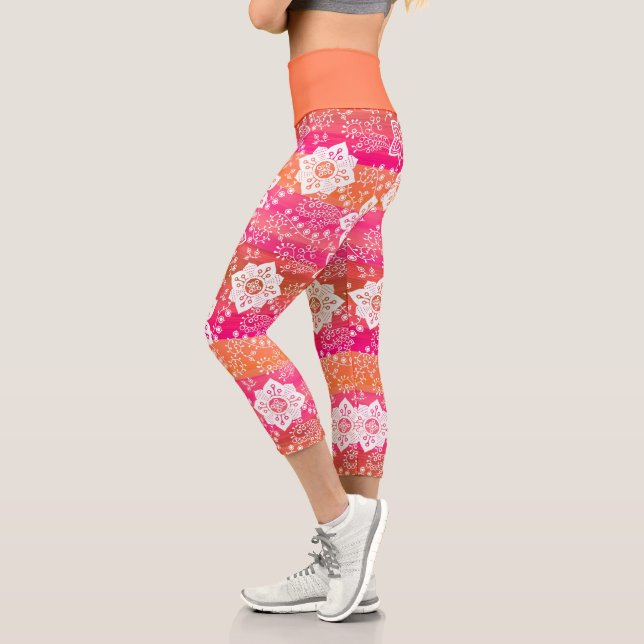 Blume aus weißem Paisley auf heißen rosa, orangefa Capri Leggings (Links)