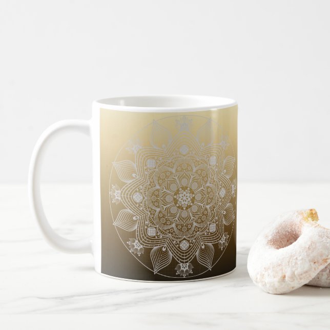 Blume, Blätter, Mandala aus weißer Leder auf Gold Kaffeetasse (Mit Donut)