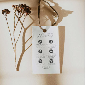 Blume Care hält Floristenkarte mit Logo fest