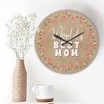 Blume der besten Mama der Welt in rustikaler Beige Große Wanduhr<br><div class="desc">Niedliche Blumenwelt Blume mit der besten Mama Rustikal Beige Runduhr. Handgezeichnet Blume in schönen Frühlingsfarben. Geschenk für eine Mutter für Muttertag,  Geburtstag oder Weihnachten. Du kannst Mama zu Mama wechseln,  Mama, ..</div>