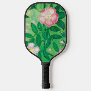 Blume der rosa Wilden Rose und die grünen Blätter Pickleball Schläger