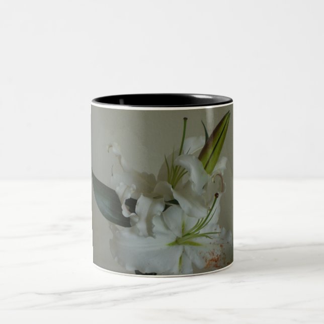 Blume der weißen Lilie Zweifarbige Tasse (Mittel)