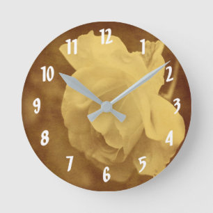 Blume der weißen Rose bei Imitaten Vintag Sepia Runde Wanduhr