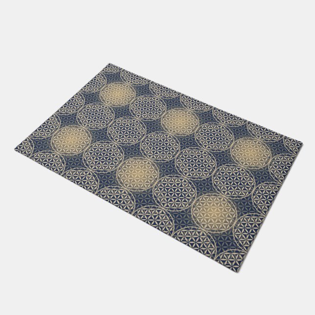 Blume des Lebens - Briefmarkenmuster - blauer Sand Fußmatte (Schrägansicht)