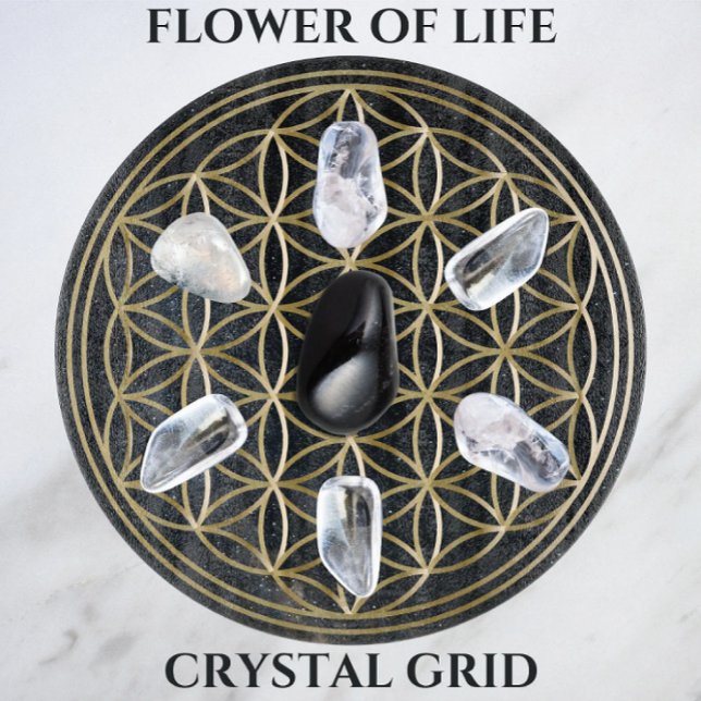 Blume des Lebens Goldenes Kristallgitter im Kosmos Schneidebrett (Flower of Life Crystal Grid by Awakening Graphics. Crystals set up for a protection grid.)