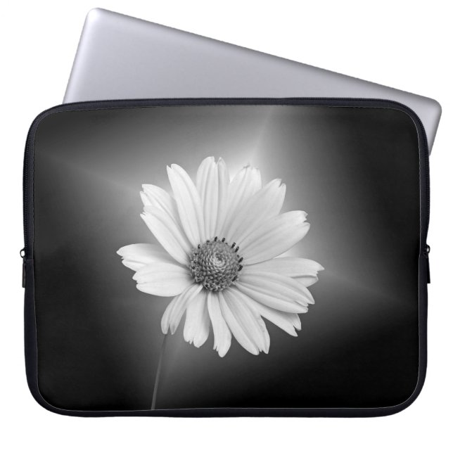 Blume des weißen Kosmos auf schwarz Laptopschutzhülle (Vorderseite)