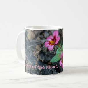 Blume, die im Lavafelsen wachsen, Mond-Kratern Kaffeetasse